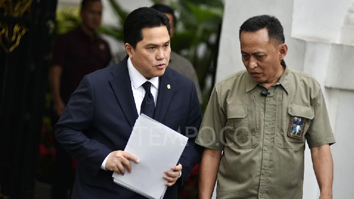 Menteri BUMN yang juga Ketua Umum PSSI, Erick Thohir, memenuhi panggilan Presiden Prabowo Subianto di Komplek Istana Kepresidenan, Jakarta, 4 Juni 2025. Presiden Prabowo ingin memastikan paket stimulus ekonomi senilai Rp 24,44 triliun untuk menjaga laju pertumbuhan dan memperkuat stabilitas perekonomian nasional Diantaranya dengan pemberian diskon tiket kereta api, kapal laut, pesawat dan tarif tol pada 5 Juni hingga Juli 2025. Tempo/Imam Sukamto