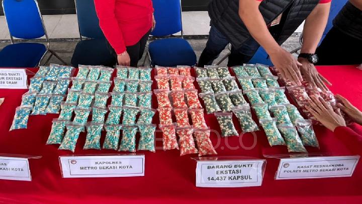 Polisi Ungkap Peredaran Kapsul Ekstasi Dengan Barang Bukti Rp 10 Miliar