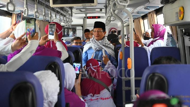 Menteri Agama Nasaruddin Umar menyapa jemaah calon haji Indonesia saat perjalanan untuk menunaikan wukuf di Arafah, Makkah, Arab Saudi, 4 Juni 2025. Antara/Andika Wahyu