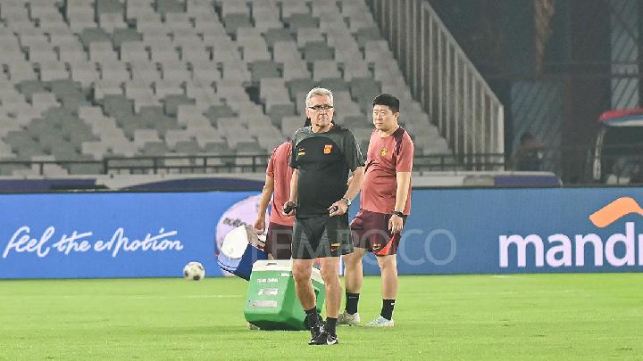 Pelatih Timnas Cina Branko Ivankovic memimpin latihan resmi Timnas China di Stadion Utama Gelora Bung Karno, Senayan, Jakarta, 4 Jumi 2025. Tempo/M Taufan Rengganis