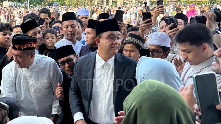 Mantan Gubernur Jakarta Anies Baswedan seusai salat Idul Adha di Masjid Agung Al Azhar, kawasan Kebayoran Baru, Jakarta Selatan, pada Jumat, 6 Juni 2025. TEMPO/Ervana.