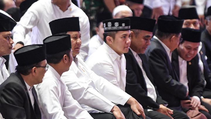 Prabowo Hands Out Envelopes of Money to Public After Eid Prayers at Istiqlal Mosque