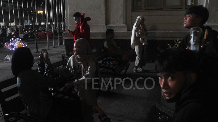 Sejumlah remaja nongkrong di kawasan sekitar Gedung Merdeka, Bandung, Jawa Barat, di malam libur Idul Adha, 5 Juni 2025. Tempo/Prima Mulia