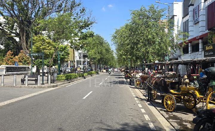Suasana kawasan Malioboro, Pasar Beringharjo, dan Titik Nol Kilometer Yogyakarta yang masih tampak lengang pada libur Idul Adha, Jumat 6 Juni 2025. Tempo/Pribadi Wicaksono
