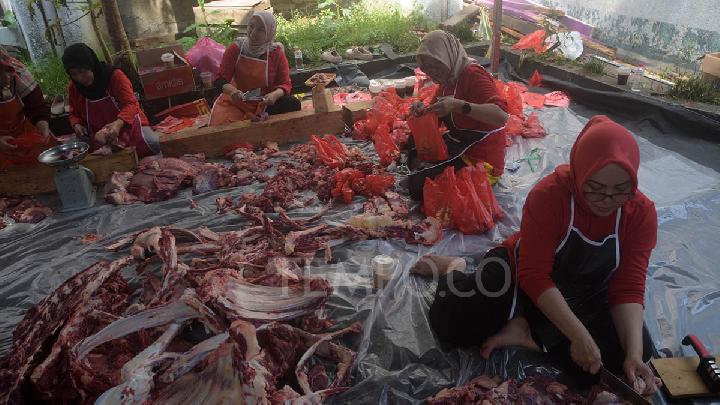 Pemotongan dan pemilahan daging domba kurban di halaman masjid Lautze 2 usai salat Idul Adha 1446 H di Bandung, Jawa Barat, 6 Juni 2025. Tempo/Prima Mulia