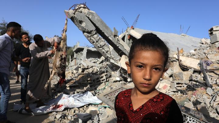 KBRI Beirut Shares Qurbani Meat to Palestinian Refugees and Indonesians