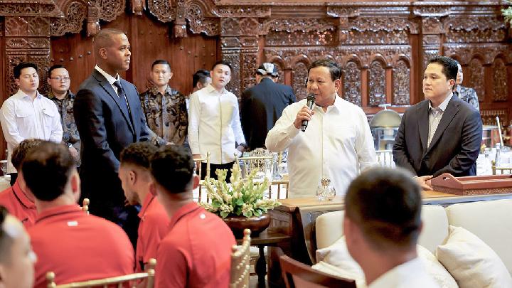Presiden Prabowo Subianto (tengah) memberikan sambutannya didampingi Ketua PSSI Erick Thohir (kanan) dan Pelatih Timnas PSSI Patrick Kluivert saat melakukan pertemuan dengan pemain Timnas Indonesia di Kertanegara, Jakarta, 6 Juni 2025. ANTARA/Nugraha Putra