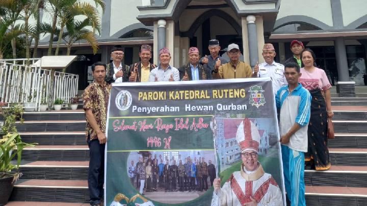  Keuskupan Ruteng dan umat Paroki Katedral yang diwakili oleh Dewan Pastoral Paroki  (DPP) dengan mengenakan pakaian adat Manggarai menyerahkan tiga ekor kambing sebagai bentuk partisipasi untuk perayaan Idul Adha, Kamis, 5 Juni 2025. Foto: Jeany Wajong