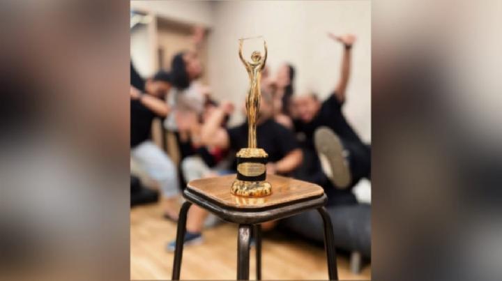 Piala AMI Awards yang diterima salah seorang pemenang pada penyelenggaraan AMI Awards 2024. Foto: Instagram AMI Awards. 
