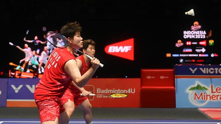 Ganda putri Cina, Liu Sheng Shu (kiri) dan Tan Ning, pada semifinal Kapal Api Indonesia Open 2025 di Istora Senayan, Gelora Bung Karno, Jakarta, 7 Juni 2025. Antara/Rivan Awal Lingga