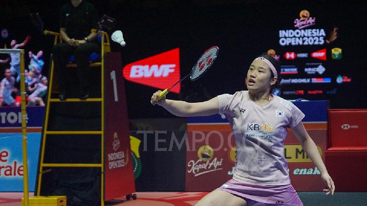 Tunggal putri Korea Selatan, An Se Young, saat melawan tunggal putri Cina, Wang Zhi Yi, pada babak final Kapal Api Indonesia Open 2025 di Istora Senayan, Gelora Bung Karno, Jakarta, 8 Juni 2025.  An Se Young menjuarai Kapal Api Indonesia Open 2025 setelah berhasil mengalahkan Wang Zhi Yi dengan skor 13-21, 21-19 dan 21-15. Tempo/Ilham Balindra