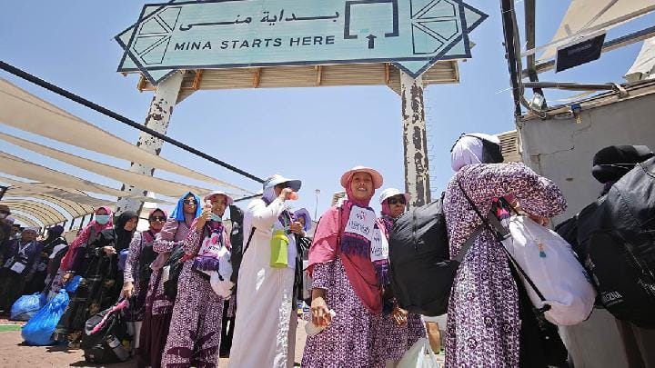 Jamaah haji Indonesia antre menuju bus di kawasan tenda Mina, Makkah, Arab Saudi, 8 Juni 2025. Antara/Andika Wahyu
