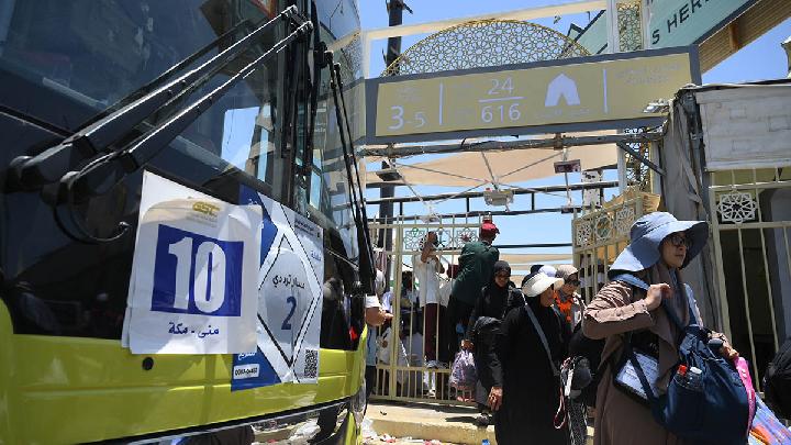 Jamaah haji Indonesia berjalan meninggalkan tenda Mina di Makkah, Arab Saudi, 8 Juni 2025. Antara/Andika Wahyu