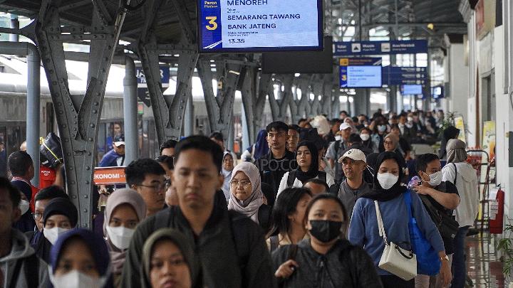 Jakarta Records Surge in Intercity Train Arrivals as School Holiday Nearing End