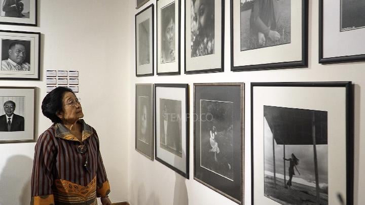 Mantan Presiden Republik Indonesia, Megawati Soekarnoputri memperhatikan sejumlah foto karya Guntur Soekarno pada pembukaan pameran foto bertajuk 