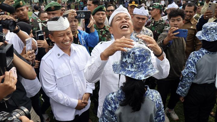 Gubernur Jawa Barat Dedi Mulyadi (tengah) didampingi Waki Kota Depok Supian Suri (kiri) berbincang dengan siswa saat menghadiri pelepasan peserta program Pembinaan Karakter dan Bela Negara di Markas Divisi Infanteri 1 Kostrad, Cilodong, Kota Depok, Jawa Barat, 9 Juni 2025. Dedi Mulyadi berencana memperluas cakupan program pendidikan karakter yang selama ini menyasar siswa bermasalah, dan kedepannya program ini juga akan menjangkau warga dewasa yang kerap meresahkan masyarakat. Antara/Yulius Satria Wijaya