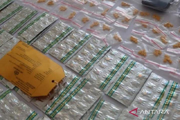 Cikarang Police Bust Illegal Drug Sales Disguised as Cellphone Shops