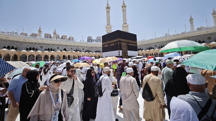 Jemaah haji dari berbagai negara melakukan Tawaf Ifadah di Masjidil Haram, Makkah, Arab Saudi, 9 Juni 2025. Antara/Andika Wahyu
