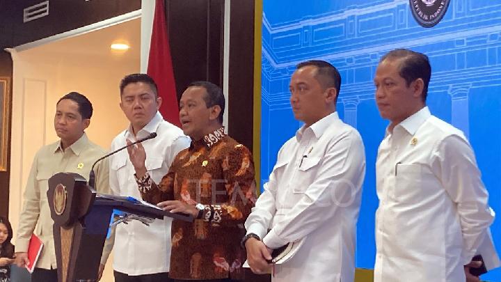 Menteri Energi dan Sumber Daya Mineral Bahlil Lahadalia, Menteri Lingkungan Hidup Hanif Faisol Nurofiq, dan Menteri Kehutanan Raja Juli Antoni, Menteri Sekretaris Negara Prasetyo Hadi, dan Sekretaris Kabinet Teddy Indra Wijaya saat mengumumkan pencabutan Izin Usaha Pertambangan di Kabupaten Raja Ampat, Papua Barat Daya, dalam konferensi pers di Istana Kepresidenan, Jakarta, 10 Juni 2025 Tempo/Eka Yudha Saputra