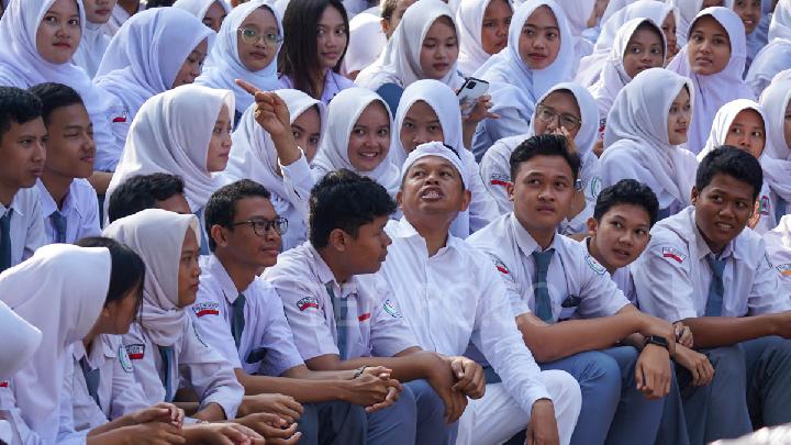 Gubernur Jawa Barat Dedi Mulyadi (tengah) saat berkunjung ke SMAN 2 Purwakarta, Jawa Barat, 14 Mei 2025. Tempo/Ilham Balindra