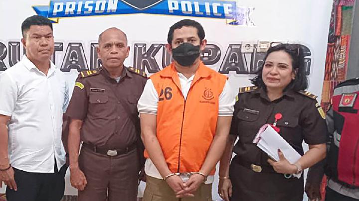 Kepolisian Daerah Nusa Tenggara Timur (Polda NTT) menyerahkan tersangka pencabulan anak di bawah umur, Ajun Komisaris Besar Polisi (AKBP) Fajar Widyadharma Lukman Sukmaatmaja, kepada Kejaksaan Negeri, Kota Kupang, 10 Juni 2025. Dok. Kejari Kota Kupang