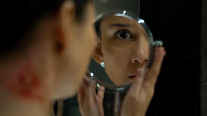 Marissa Anita dalam film A Normal Woman yang tayang di Netflix mulai 24 Juli 2025. Dok. Netflix
