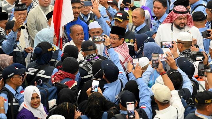Menteri Agama Nasaruddin Umar (tengah) menyapa jamaah haji Indonesia saat pemulangan di Hotel Moro Alalameyah, Makkah, Arab Saudi, 10 Juni 2025. Antara/Andika Wahyu