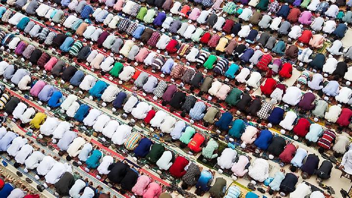 Umat Muslim Bangladesh saat salat Jumat. Shutterstock