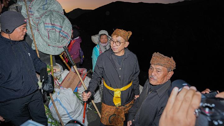 Menteri Kebudayaan Fadli Zon menghadiri upacara Yadnya Kasada di Gunung Bromo, Kabupaten Probolinggo, Jawa Timur, 11 Juni 2025. Antara/Irfan Sumanjaya