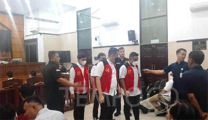 Empat terdakwa kasus penjagaan judi online di Kominfo usai menjadi saksi mahkota dalam persidangan Muhrijan alias Agus, Zulkarnaen Apriliantony, Adhi Kismanto, dan Alwin Jabarti Kiemas di Pengadilan Negeri Jakarta Selatan, Rabu, 11 Juni 2025. Tempo/Amelia Rahima