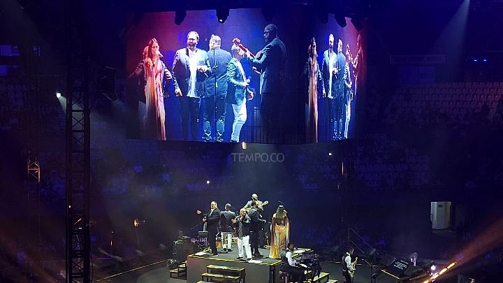 All-4-One, Brian McKnight, dan Raisa tampil dalam konser Heart & Soul Live in Jakarta 2025, di Tennis Indoor Senayan, Rabu, 11 Juni 2025. Foto: TEMPO/Marvela