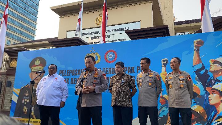 Kepala Kepolisian Republik Indonesia (Kapolri) Jenderal Listyo Sigit Prabowo dalam acara flag off pelepasan buruh terdampak PHK untuk bekerja di tempat yang baru bersama Konfederasi Serikat Pekerja Indonesia (KSPI) di depan gedung Mabes Polri, 12 Juni 2025. Tempo/Intan Setiawanty