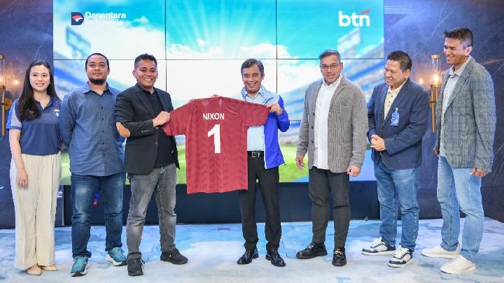 Direktur Utama BTN, Nixon LP Napitupulu bersama jajaran direksi BTN dan perwakilan dari Arema FC, Persita Tangerang, serta PSM Makassar menandatangani perjanjian kerja sama sponsorship di Menara 1 BTN, Jakarta, pada Kamis, 12 Juni 2025. Dok. Bank BTN