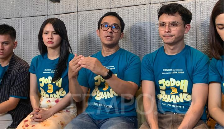 Sutradara film Jodoh 3 Bujang, Arfan Sabran saat menghadiri content day film digelar di kawasan Pejaten, Jakarta Selatan pada Kamis, 12 Juni 2025. Tempo/Jasmine