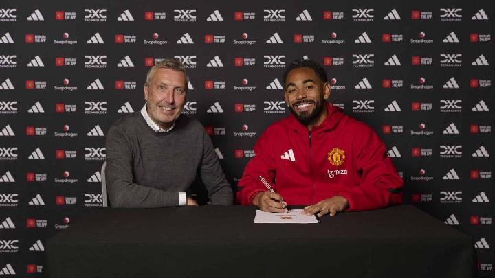  Matheus Cunha (kanan) menandatangani kontrak dengan Manchester United., 12 Juni 2025. Manutd.com