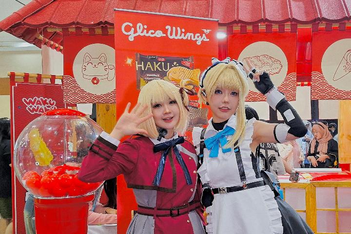 Clarissa Punipun Cosplayer dengan Karakter Chisato Nishikigi Bersama Angie Ong Cosplayer Asal Malaysia dalam Karakter Asuma Toki Meramaikan Aktivitas di Booth Glico WINGS/Glico Wings