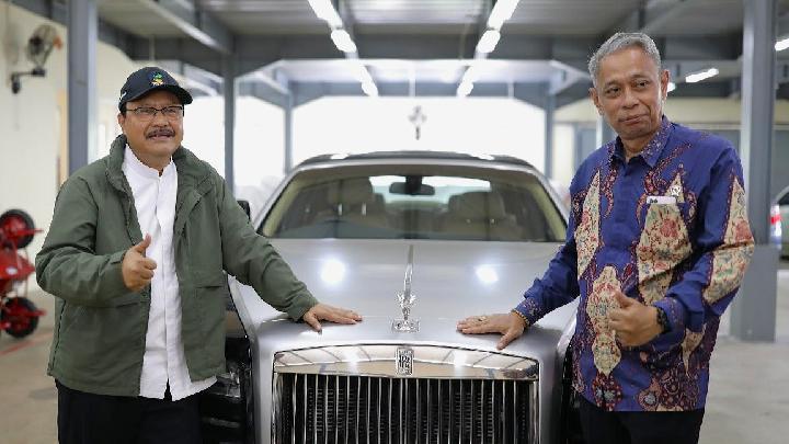 Menteri Sosial, Saifullah Yusuf (Gus Ipul) berhasil melelang mobil mewah Rolls-Royce seharga Rp2,5 miliar dilelang melalui situs resmi lelang.go.id bersama KPKNL. Dok. Kemensos
