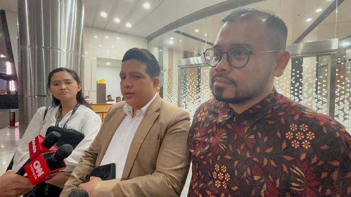 Indra Haposan Sihombing (tengah) saat menjelaskan pemeriksaan kliennya, Ibrahim Arif (kanan), di Kejaksaan Agung, Jakarta, Kamis malam, 12 Juni 2025. Ibrahim Arif dipanggil Kejaksaan Agung sebagai saksi dalam kasus dugaan korupsi pengadaan laptop Chromebook di Kementerian Pendidikan, Kebudayaan, Riset dan Teknologi 2019-2024. TEMPO/Alif Ilham Fajriadi