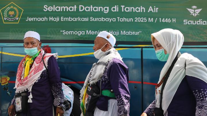 Jemaah haji berjalan menuju gedung Muzdalifah setibanya di Asrama Haji Sukolilo Surabaya, Surabaya, Jawa Timur, 12 Juni 2025. Antara/Didik Suhartono