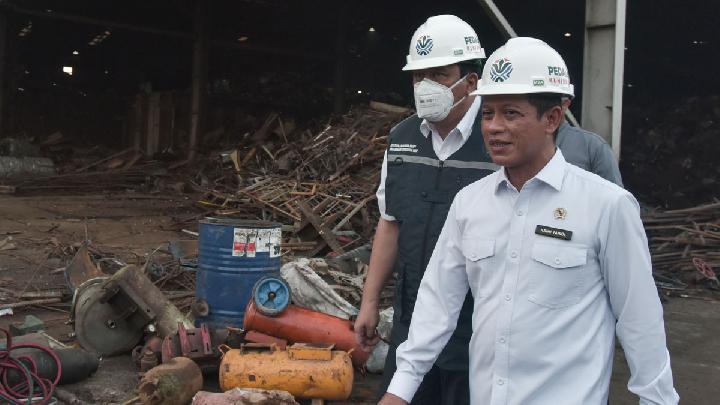 Menteri Lingkungan Hidup/Kepala Badan Pengendalian Lingkungan Hidup Hanif Faisol Nurofiq (kanan) didampingi Diektur Perlindungan dan Pengolahan Mutu Udara KLH/BPH Edward Nixon Pakpahan (kiri) meninjau Pabrik PT Wan Bao Long Steel saat inspeksi mendadak di Kedungwaringin, Kabupaten Bekasi, Jawa Barat, 12 Juni 2025. Antara/ Fakhri Hermansyah