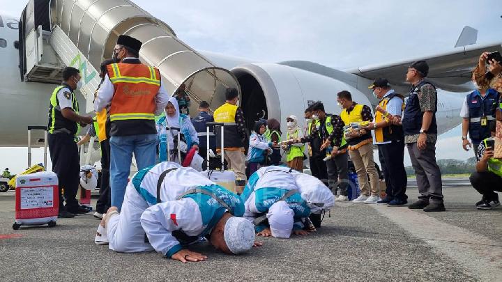 Over 32,000 Indonesian Pilgrims Return from Hajj