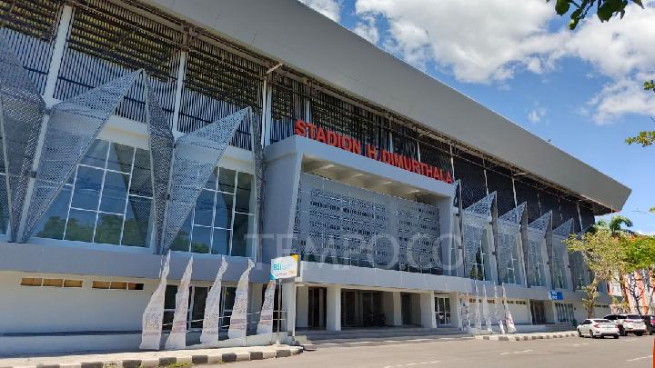 Gerbang utama Stadion H. Dimurthala di Banda Aceh, Aceh, 13 Juni 2025. Tempo/Iil Askar Mondza