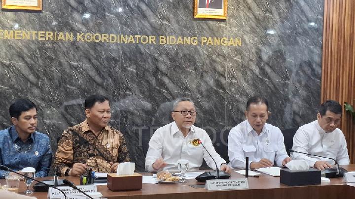 Menteri Koordinator Bidang Pangan Zulkifli Hasan, menyampaikan perkembangan pembentukan Koperasi Desa Merah Putih di Jakarta, 13 Juni 2025. Tempo/Riri Rahayu