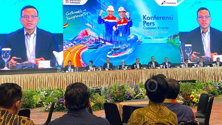 Direktur Utama Pertamina, Simon Aloysius Mantiri, dalam media briefing Capaian Kinerja Pertamina 2024 di Graha Pertamina, Jakarta Pusat, 13 Juni 2025. Tempo/Ilona