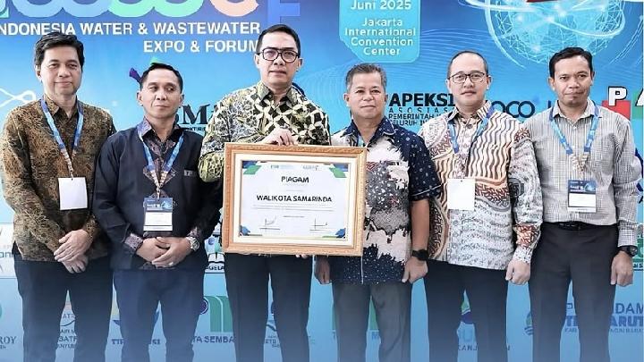 Wali Kota Samarinda, Andi Harun (ketiga kiri) menerima penghargaan sebagai Wali Kota yang memiliki komitmen tinggi dalam mendukung pembiayaan dan pengembangan sektor air minum di Jakarta International Convention Centre (JICC), Jakarta, Pada Kamis, 12 Juni 2025. Dok. Pemkot Samarinda