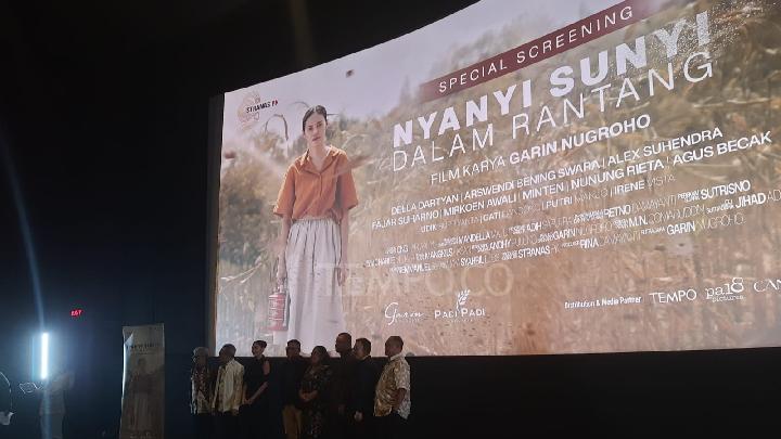 Aktris film Nyanyi Sunyi dalam Rantang, Della Dartyan (3 dari kiri) dan sutradara Garin Nugroho (4 dari kiri) berfoto bersama walikota dan bupati di wilayah DIY dalam roadshow perdana film tersebut di Empire XXI di Yogyakarta, Jumat, 13 Juni 2025 malam. TEMPO/Pito Agustin Rudiana