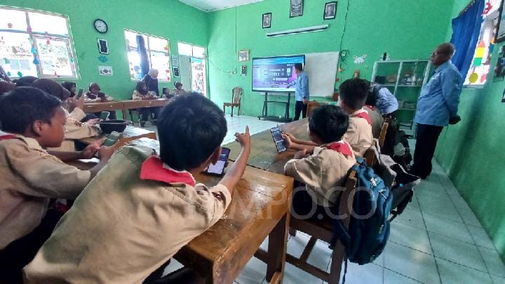 Anak SDN 3 Sudagaran, Purwokerto, Jawa Tengah sedang belajar menggunakan smart board, Sabtu, 14 Juni 2025. Tempo/Dinda Shabrina