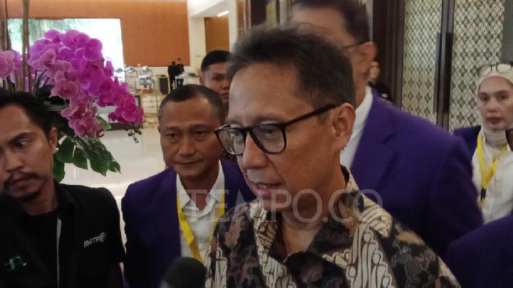 Menteri Kesehatan Budi Gunadi Sadikin seusai menghadiri pelatikan pengurus baru Persatuan Dokter Gigi Indonesia di Hotel Sultan, Tanah Abang, Jakarta Pusat, Kamis, 14 Juni 2025. Tempo/Sultan Abdurrahman