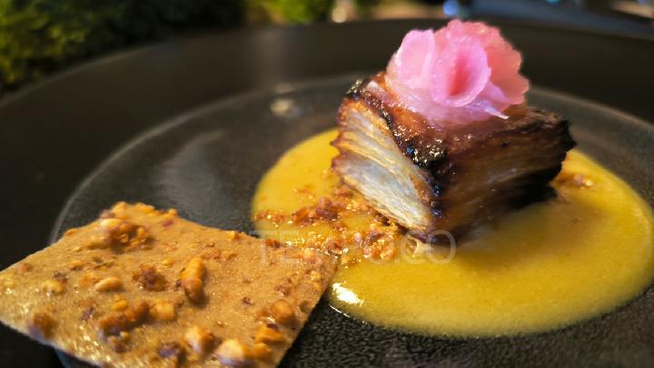 Daikon atau lobak, yang dipanggang lalu disusun berlapis dan berbentuk persegi dengan saus miso saffeon serta hazelnut. Tempo/Yunia Pratiwi