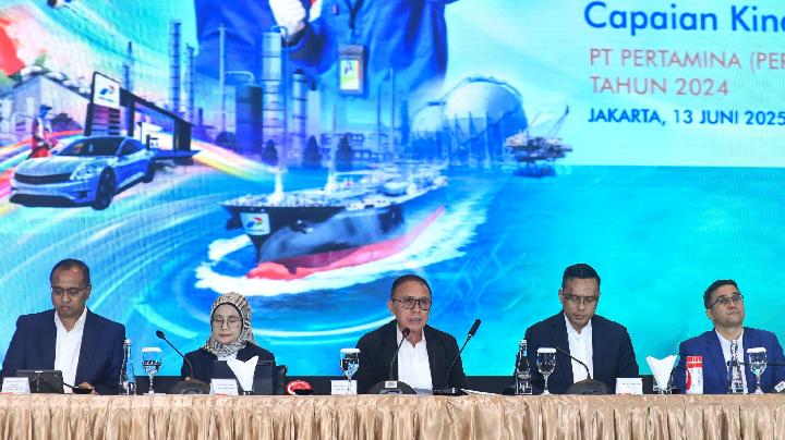 Direktur Utama Pertamina, Simon Aloysius Mantiri (kedua kanan) dalam konferensi Pers Capaian Kinerja PT Pertamina (Persero) Tahun 2024 di Graha Pertamina, Jakarta, pada Jumat, 13 Juni 2025. Dok. Pertamina